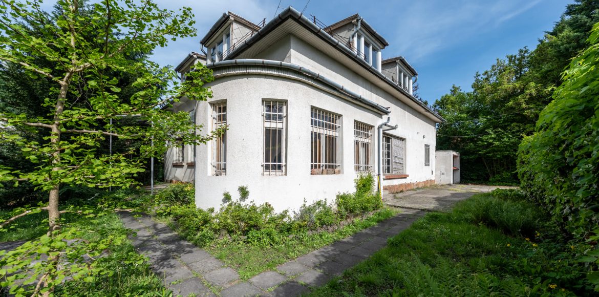 esterhazy-peter-villa-featured