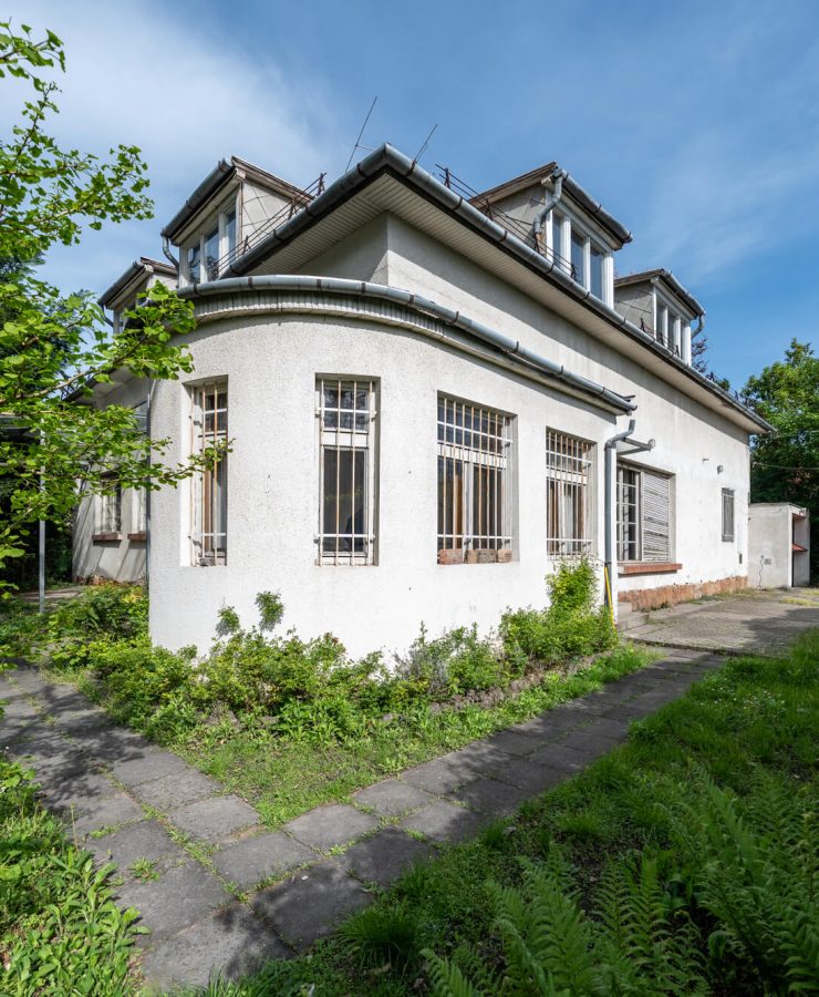 esterhazy-peter-villa-featured